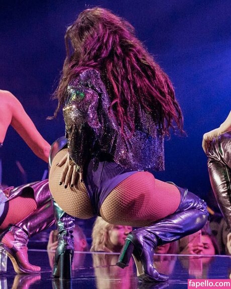 ニューハーフ 熟女 OnlyFans セクシー裸 画像