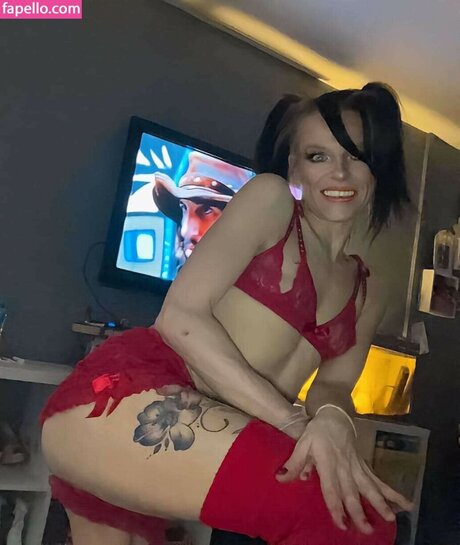 Melinda Noutch 裸のモデル 写真