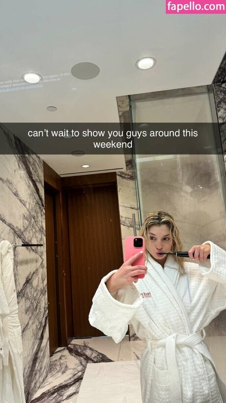 ビキニストリップOnlyFans エロチック 写真