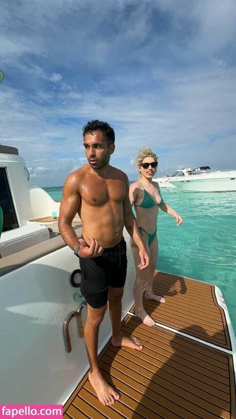 お金 OnlyFans ポルノグラフィック 写真