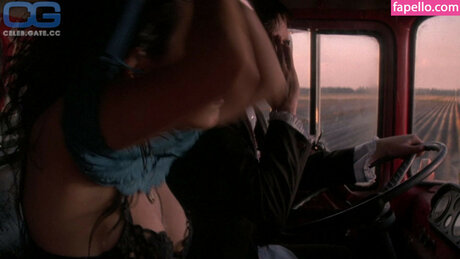 milakunis ポルノモデル 画像