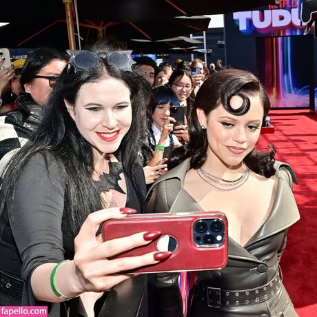 Jenna Ortega ポルノスター ヌード アーカイブ