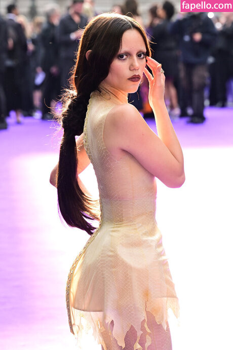 Jenna Ortega かわいいモデル 写真