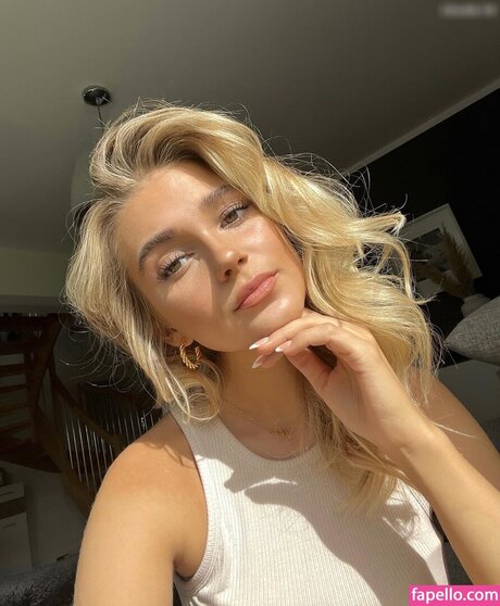 Lara Spengler ポルノモデル 写真