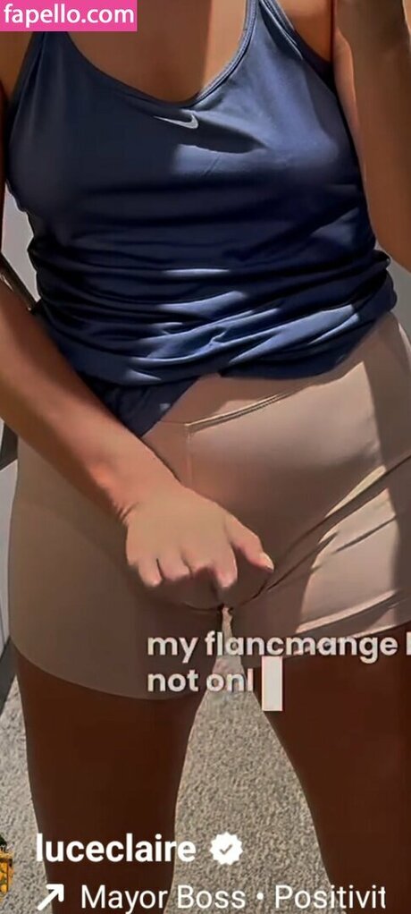 細身の巨乳OnlyFans セクシー裸 写真