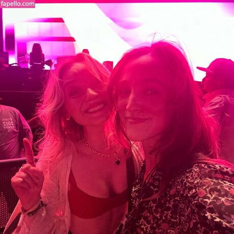 Madeleine Arthur セクシーモデル 画像