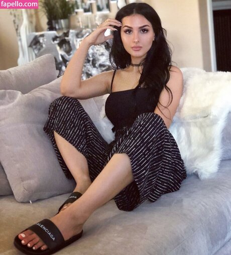 Alia Shelesh 裸のモデル ギャラリー