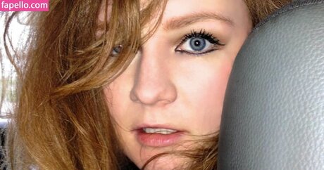 Anna Delvey ヌードスター 写真