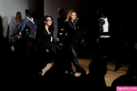 Anna Delvey ポルノモデル 写真