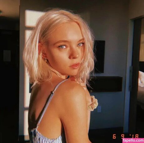 Taylor Hickson 裸のモデル 画像