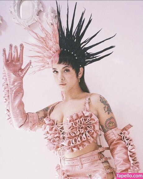 Melanie Martinez アダルト女優 写真