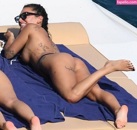 Ella Ding ポルノモデル 写真