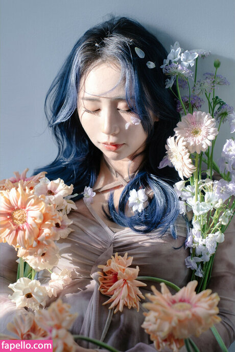 ぽっちゃりブロンドOnlyFans セクシーヌード 画像