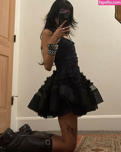 Aislinn Ritchie ヌードモデル 写真