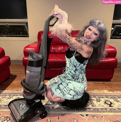 小柄なBBC OnlyFans アート裸 写真