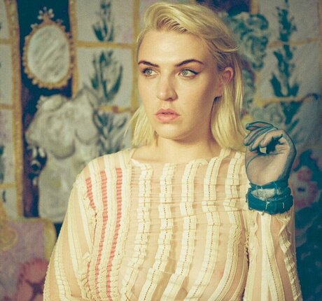 黒檀のシャワー OnlyFans アート裸 写真