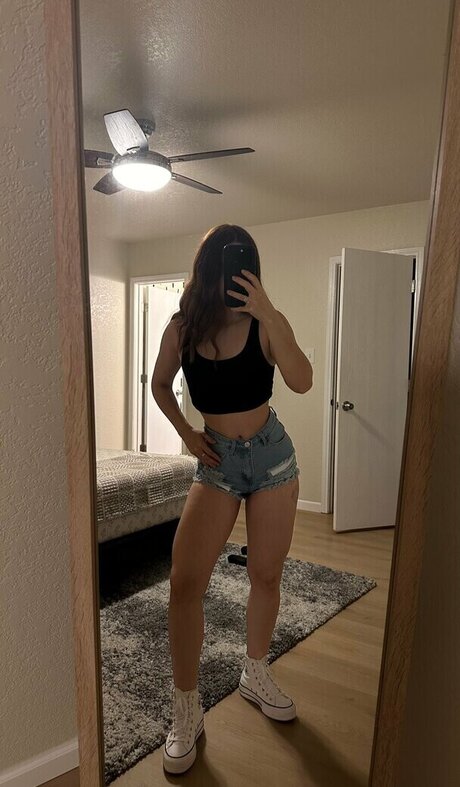 小柄なラテン系OnlyFans ホット 画像