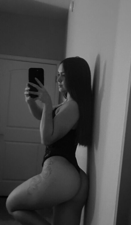 フィンドムオンリーファンズ ヌード 写真