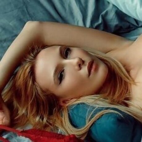 ぽっちゃりブロンドOnlyFans アート裸 写真