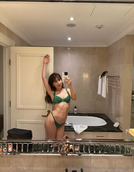 大きな黒い猫OnlyFans ヌード 写真