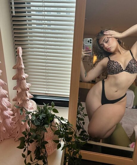 V QX かわいいモデル 写真