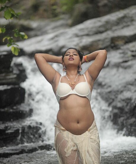 Anjali Gaud 裸のモデル アーカイブ