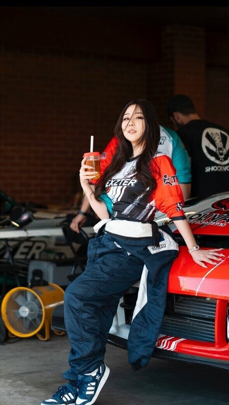 公共の場での猫のOnlyFans ホットヌード ギャラリー