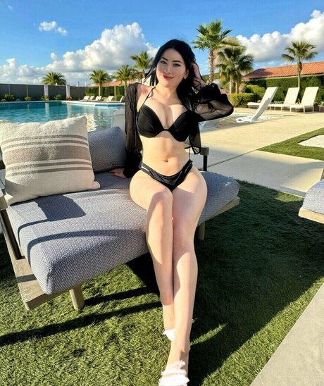 細身の巨乳OnlyFans エロチック 画像