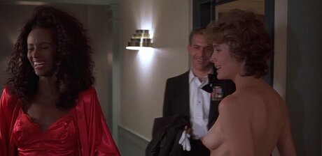 Sean Young 裸モデル 画像