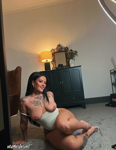 Niamh Velvet ヌードのポルノスター 写真