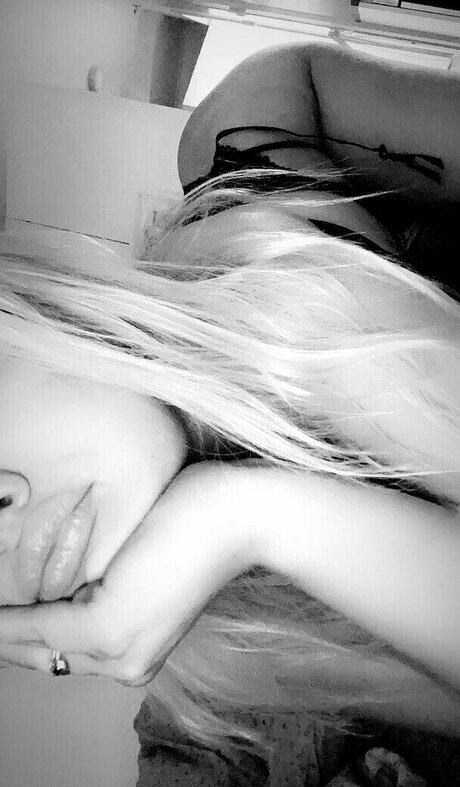 Nelli Virtanen 完璧な女優 写真