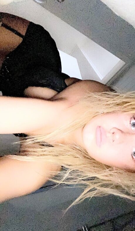 Nelli Virtanen スター 裸 写真