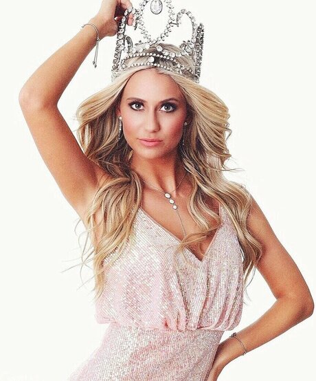 Celine Van Ouytsel 裸のスター 写真