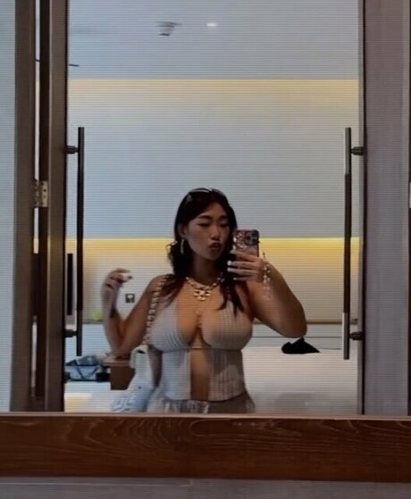 小柄なブロンドの熟女OnlyFans 裸 写真