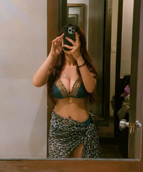 Riya Pandey 裸の女優 ギャラリー