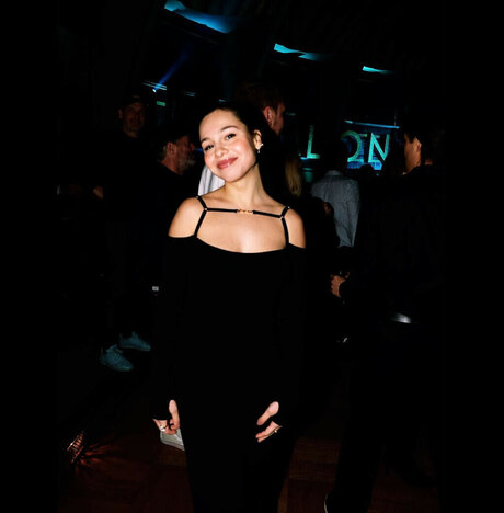 elise cm 裸モデル 写真