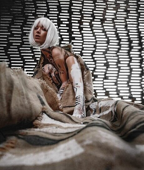 黒髪の熟女OnlyFans セクシーヌード 写真