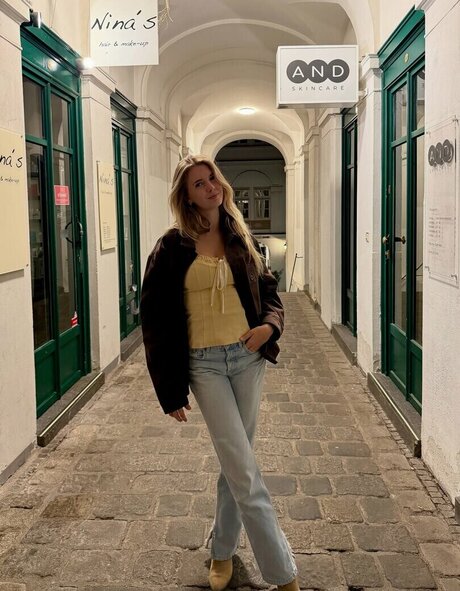 Lena Kozlovac セクシーなスター 写真