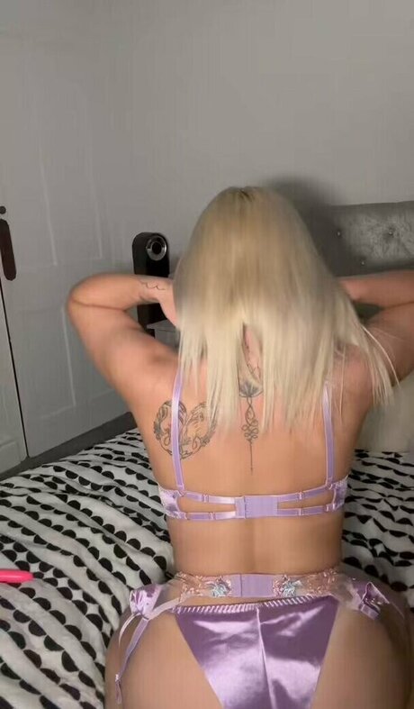 Leah Mogford 独占モデル 写真