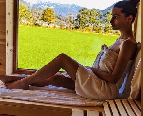 Nadine Menz 裸モデル 画像