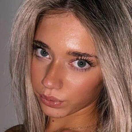 Katelyn Breann 裸モデル ギャラリー