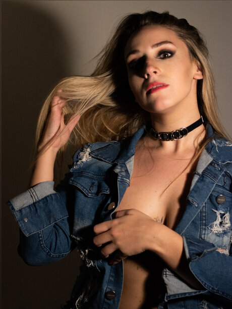 YARA BIG ASS_ ホットなモデル 画像