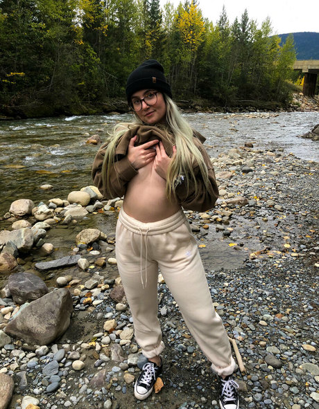 小柄で痩せたOnlyFans アートポルノ 写真