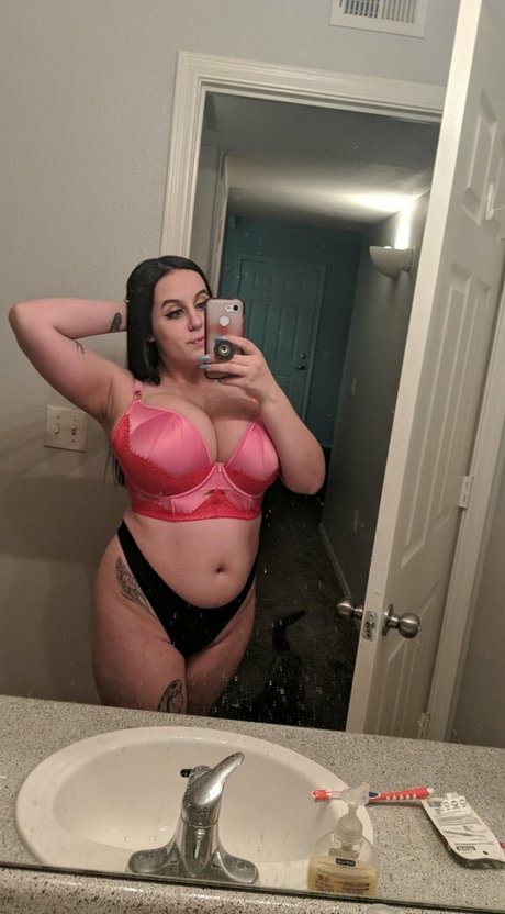 Lucy June ポルノ女優 写真