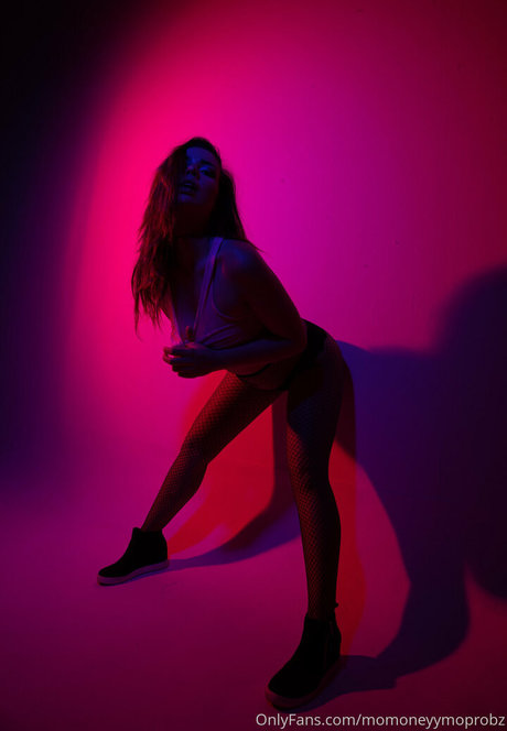 momoneyyymoprobzzz 裸のスター 写真