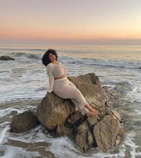 Katelyn Folasade 裸のスター 画像