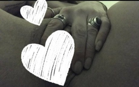 hornycavegirl 無料のポルノスター 写真