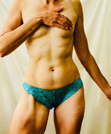 aska69 裸のスター 写真