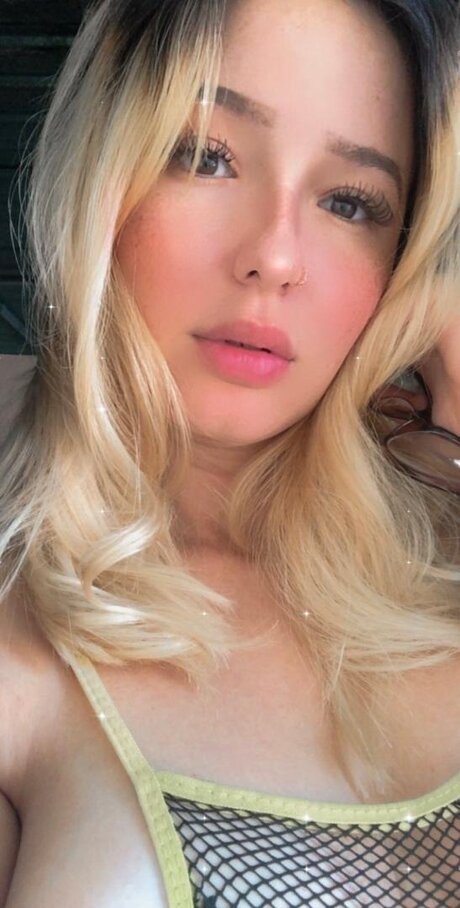 Pearl Pink_ ホットなモデル 写真