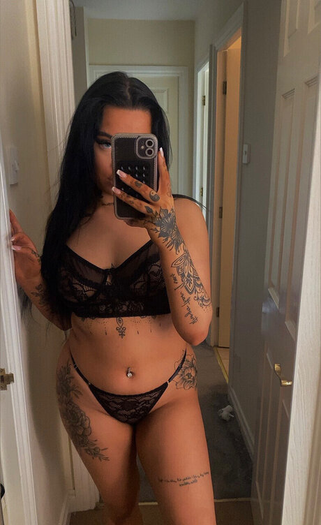 Anisa Hirst 独占スター ギャラリー